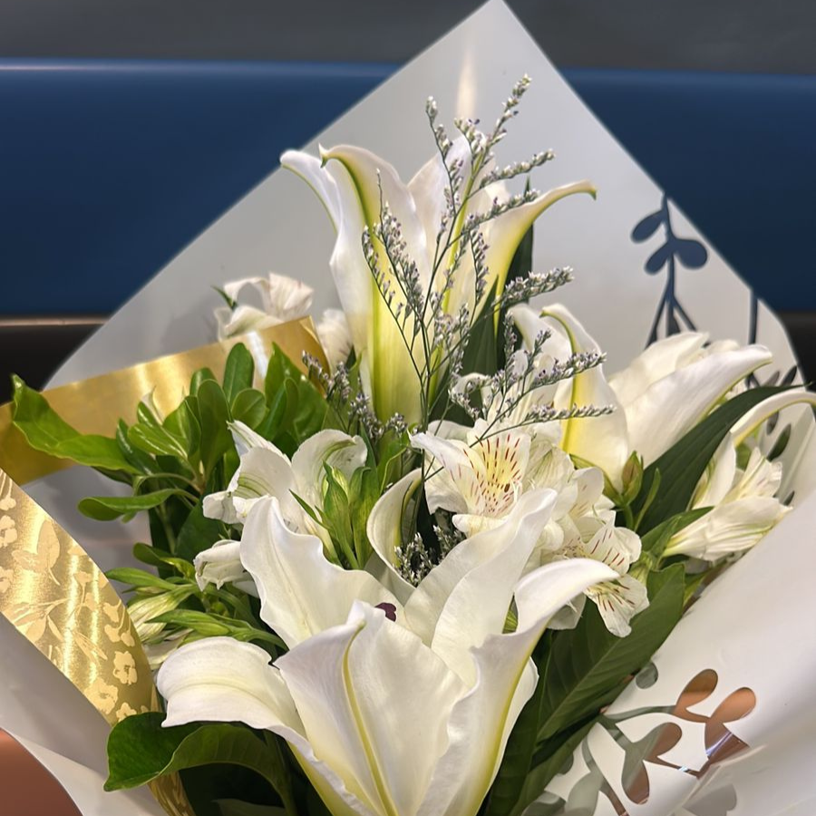 Buquê de Lírios Brancos - Elegância e Sofisticação - Imagem 4